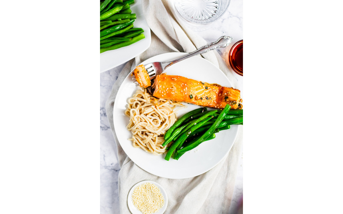 Saumon laqué érable-Renaissance avec nouilles de riz brun et haricots verts